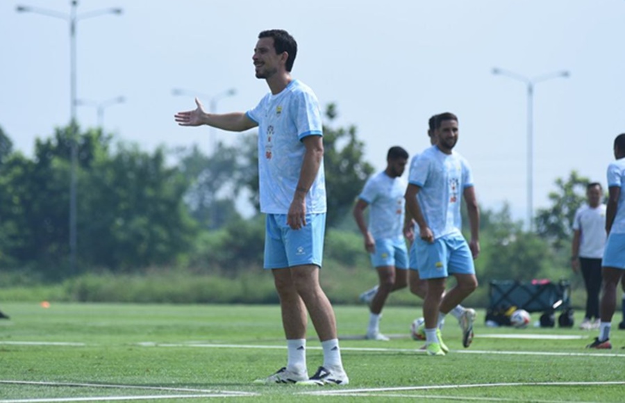 <p>Gelandang Persib, Thom Haye bersemangat hadapi Dewa United di pekan ke-13 Super League. Foto: Persib.</p>
