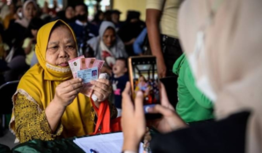 <p>Ilustrasi penerima bansos. Simak cara cek status penerima dan cara daftar bansos PKH-BPNT tahap 3 yang cair tahun 2025.</p>
