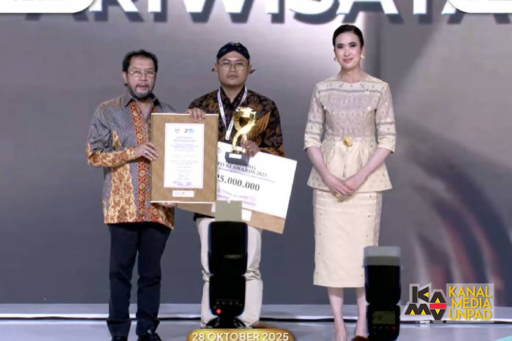 <p>Mahasiswa Magister Pariwisata Unpad, Sugeng Handoko asal Gunungkidul Provinsi D.I. Yogyakarta  meraih DPD RI Awards 2025 pada Kategori Bidang Kebudayaan dan Pariwisata. Penghargaan diberikan oleh Menteri Pariwisata RI, Widiyanti Putri Wardhana, dan Wakil Ketua DPD RI, Yorrys Raweyai, di Jakarta Selatan, Selasa 28 Oktober 2025 malam. (Dok. Kanal Media Unpad)</p>
<p> </p>
<p> </p>