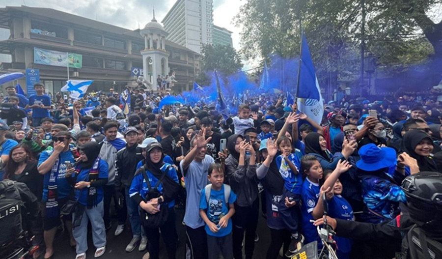 <p>Puluhan ribu Bobotoh tumpah ruah di jalanan untuk mengikuti pawai Persib juara. (Foto: Persib).</p>
