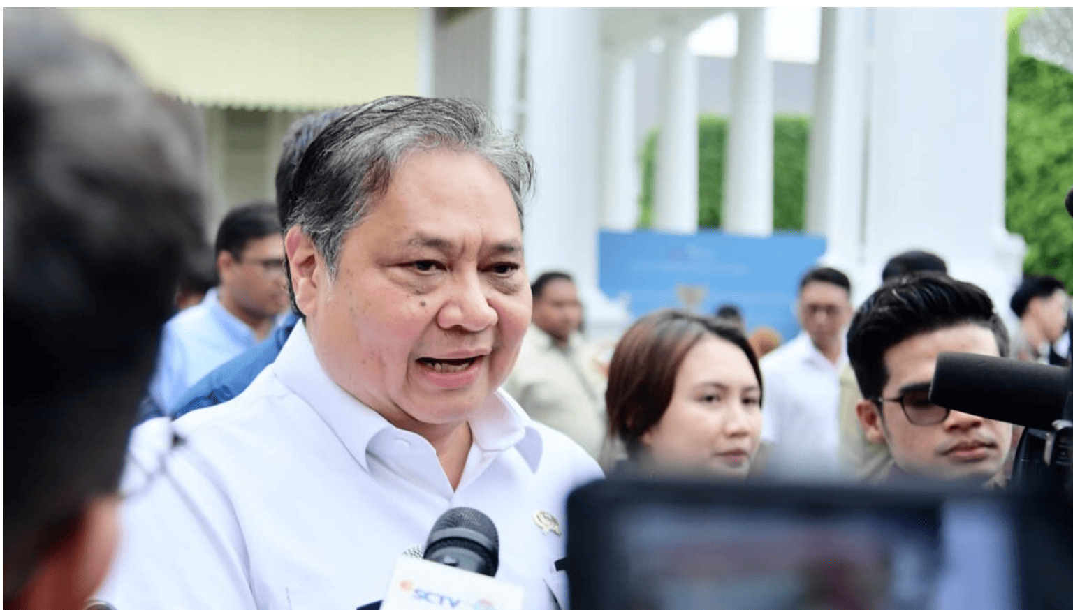 <p>Menteri Koordinator Bidang Perekonomian Airlanga Hartarto memberikan keterangan kepada awak media di Istana Kepresidenan, Jakarta, pada Selasa, 16 September 2025. (Dok. BPMI Setpres)</p>
