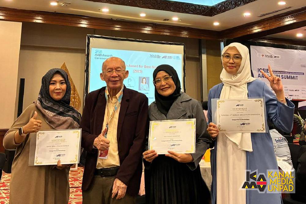 <p>Kepala BIG Unpad Dr. Nurillah Jamil Achmawati Novel, S.AB., MBA., (kedua dari kanan) menerima penghargaan BIG Unpad sebagai Inkubator Bisnis Berkembang Terbaik dari Asosiasi Inkubator Bisnis Indonesia (AIBI) di Solo,  Kamis, 16 Oktober 2025 (Dok. Pribadi/Kanal Media Unpad)</p>
