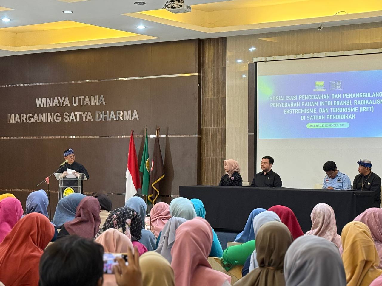 <p>Dinas Pendidikan  bersama Dinas Pemberdayaan Perempuan dan Perlindungan Anak (DP3A) Kota Bandung menggelar sosialisasi pencegahan dan penanggulangan penyebaran faham Intoleransi, Radikalisme, Ekstremisme, dan Terorisme (IRET) di Satuan Pendidikan di Aula SMA BPI, Jalan Burangrang,  Kamis, 27 November 2025. (Dok. Diskominfo Kota Bandung)</p>
