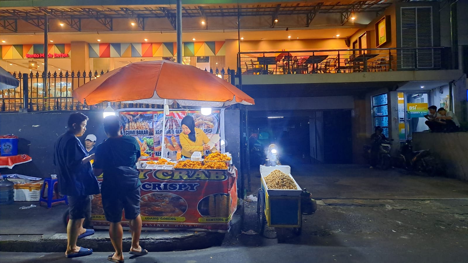 <p>Dari gerobak sederhana ke UMKM berdaya saing, Program Daya PT Bank SMBC Indonesia Tbk bantu pedagang kecil dapat modal mudah dengan bunga terjangkau.</p>
