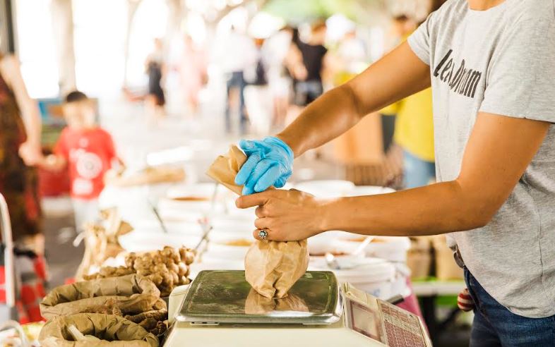 <p>Ilustrasi Pedagang di Pasar. Bukan lembaga desa! Koperasi Merah Putih siap sejahterakan warga! Yuk daftar sekarang dan jadi bagian dari gerakan ekonomi mandiri desa!  Foto : Freepik</p>

