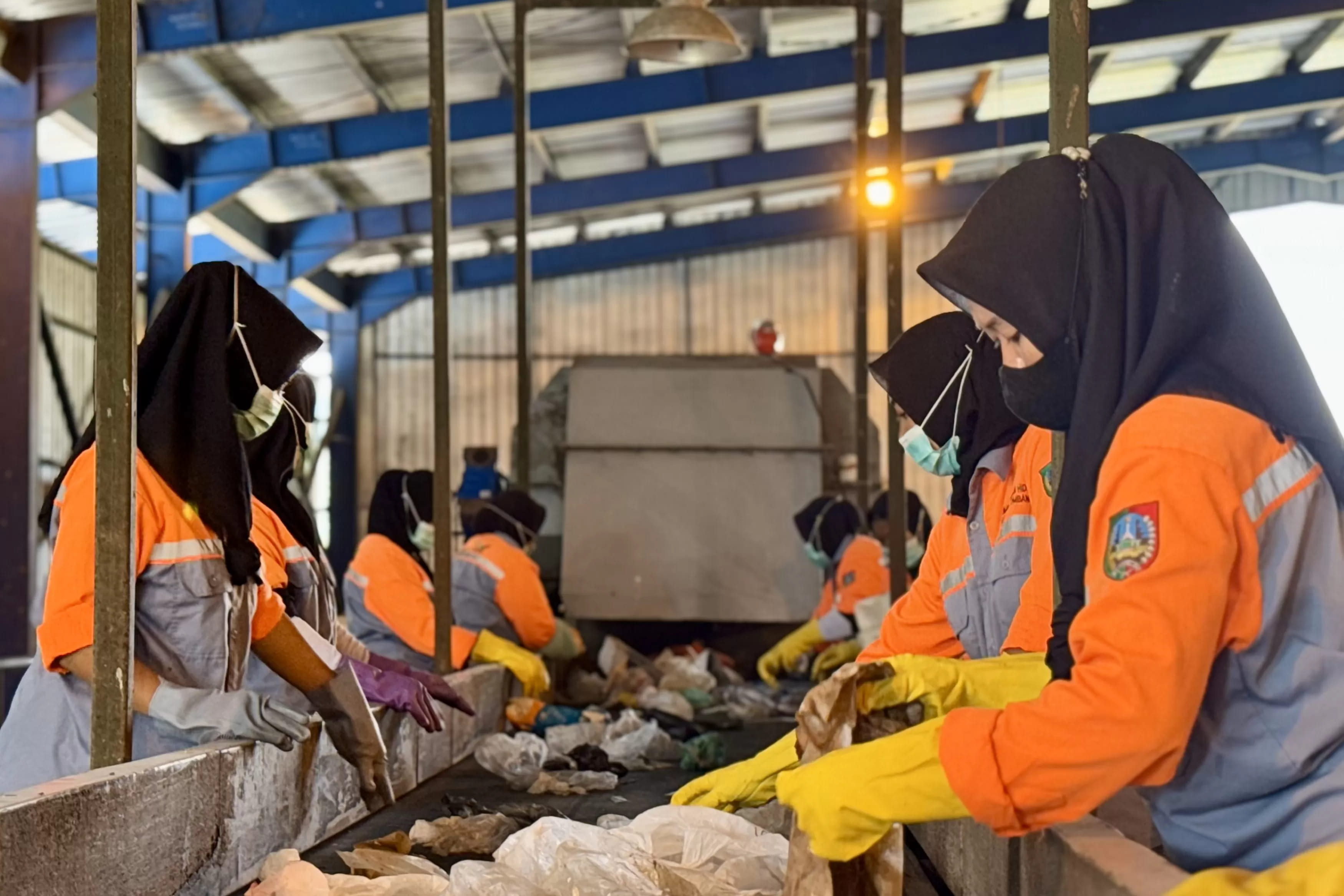 <p>Pemkab Jombang kirim perdana 10 ton RDF dari sampah ke SIG Pabrik Tuban sebagai bahan bakar alternatif pengganti batu bara dalam produksi semen. (Dok. SIG)</p>

