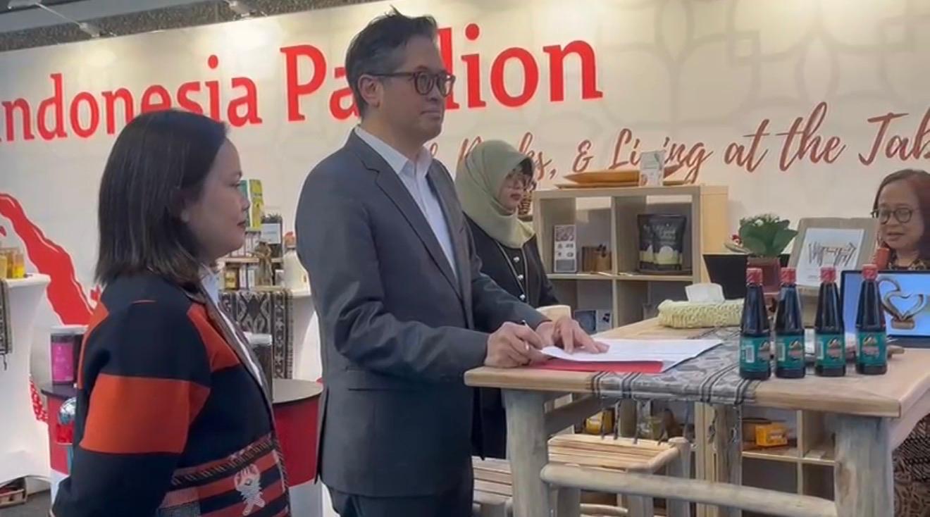 <p>Penandatanganan &nbsp;Letter of Intent (LoI) dilakukan oleh Export and Business Development Manager PT Unilever Indonesia, Tbk Yohanes Hendra Setyastanto secara daring dan Executive Officer InterAromat BV, Suryo Tutuko, secara langsung di pameran Horecava 2026, Amsterdam, Belanda, Senin, 12 Januari 2026. (Dpok. Kemendag)</p>
