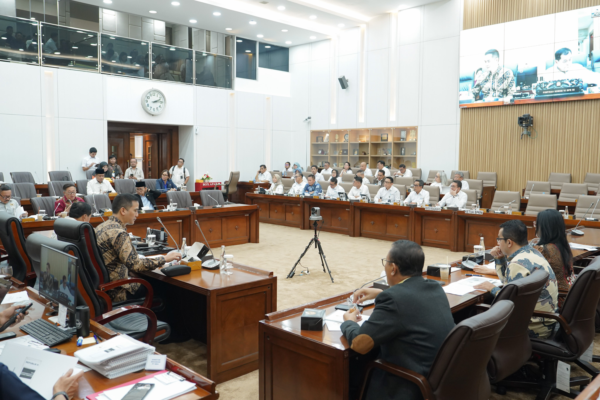 <p>Mendag Budi Santoso menghadiri rapat kerja dengan Komisi VI DPR RI di Gedung DPR, Jakarta, Senin, 15 September 2025. Rapat yang membahas Rencana Kerja dan Anggaran Kementerian Negara/Lembaga (RKAKL) Tahun Anggaran 2026 itu dipimpin Wakil Ketua Komisi VI DPR RI, Nurdin Halid. (Dok. Kemendag)</p>
