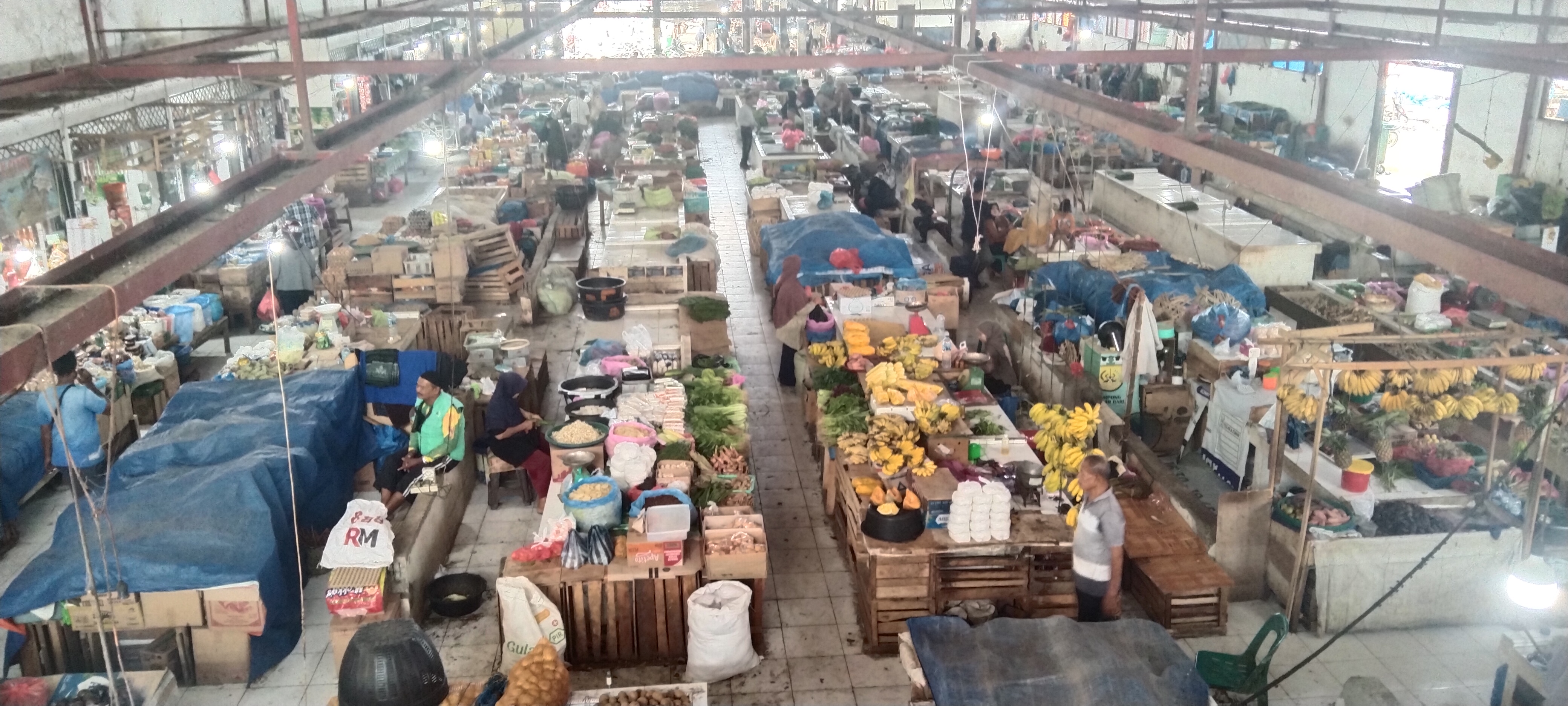 <p>Kolase foto perjalanan, Bandung, Jakarta, Aceh. Temukan pesona Pasar Al Mahirah Lamdingin di Aceh—dari kopi bubuk segar, kue tradisional, hingga cerita hangat para pedagang yang membuat Anda betah berlama-lama.</p>
