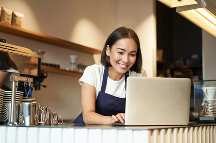 <p>Ilustrasi seorang perempuan berjualan produk digital melalui platform penjualan online. (Foto/Freepik).</p>
