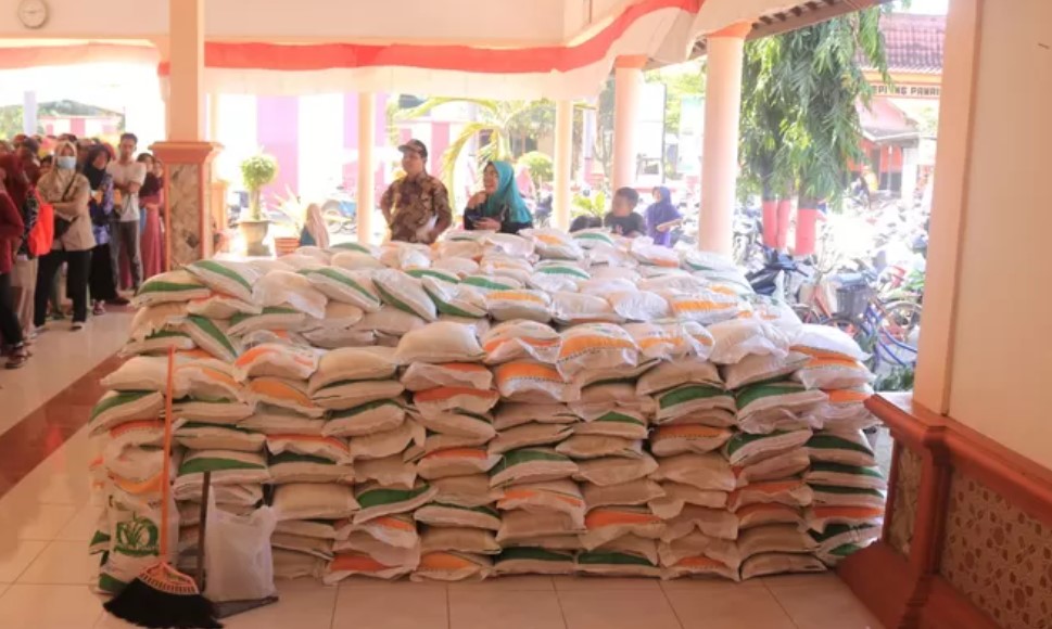 <p>Penyaluran bansos penebalan beras 20 kg segera disalurkan ke KPM. UMKM di daerah juga terdampak positif melalui perputaran distribusi pangan lokal.</p>
