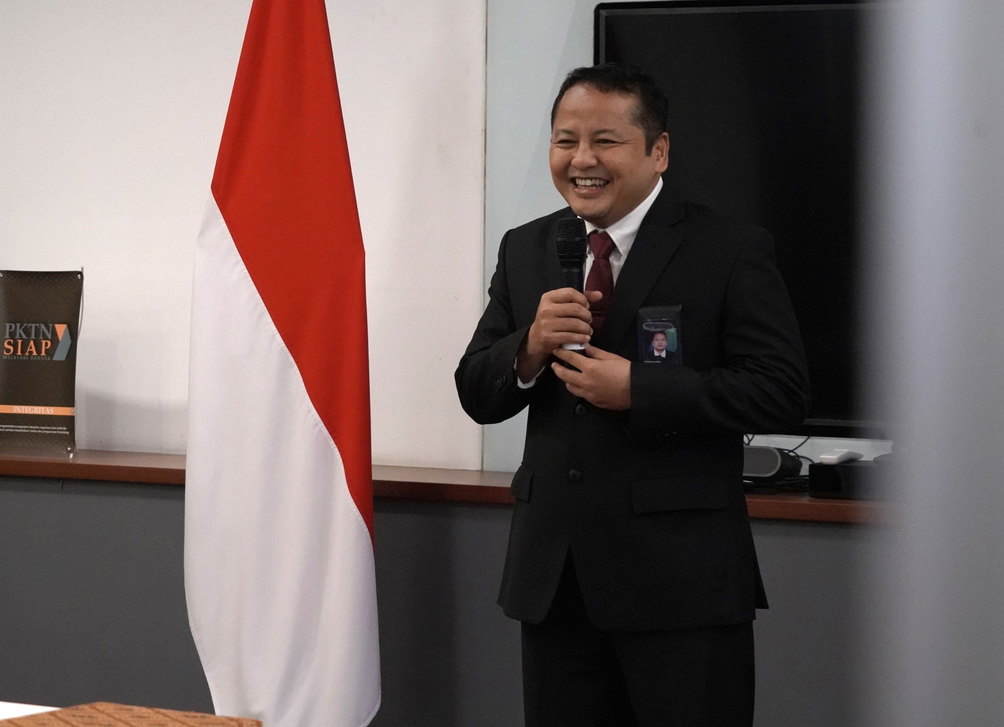 <p>Pelaksana Tugas (Plt.) Direktur Jenderal Perdagangan Luar Negeri (Dirjen PLN) Kementerian Perdagangan, Tommy Andana, mengumumkan Harga Patokan Ekspor (HPE) komoditas konsentrat tembaga di Jakarta, Senin,1 Desember 2025. (Dok. Kemendag)</p>
