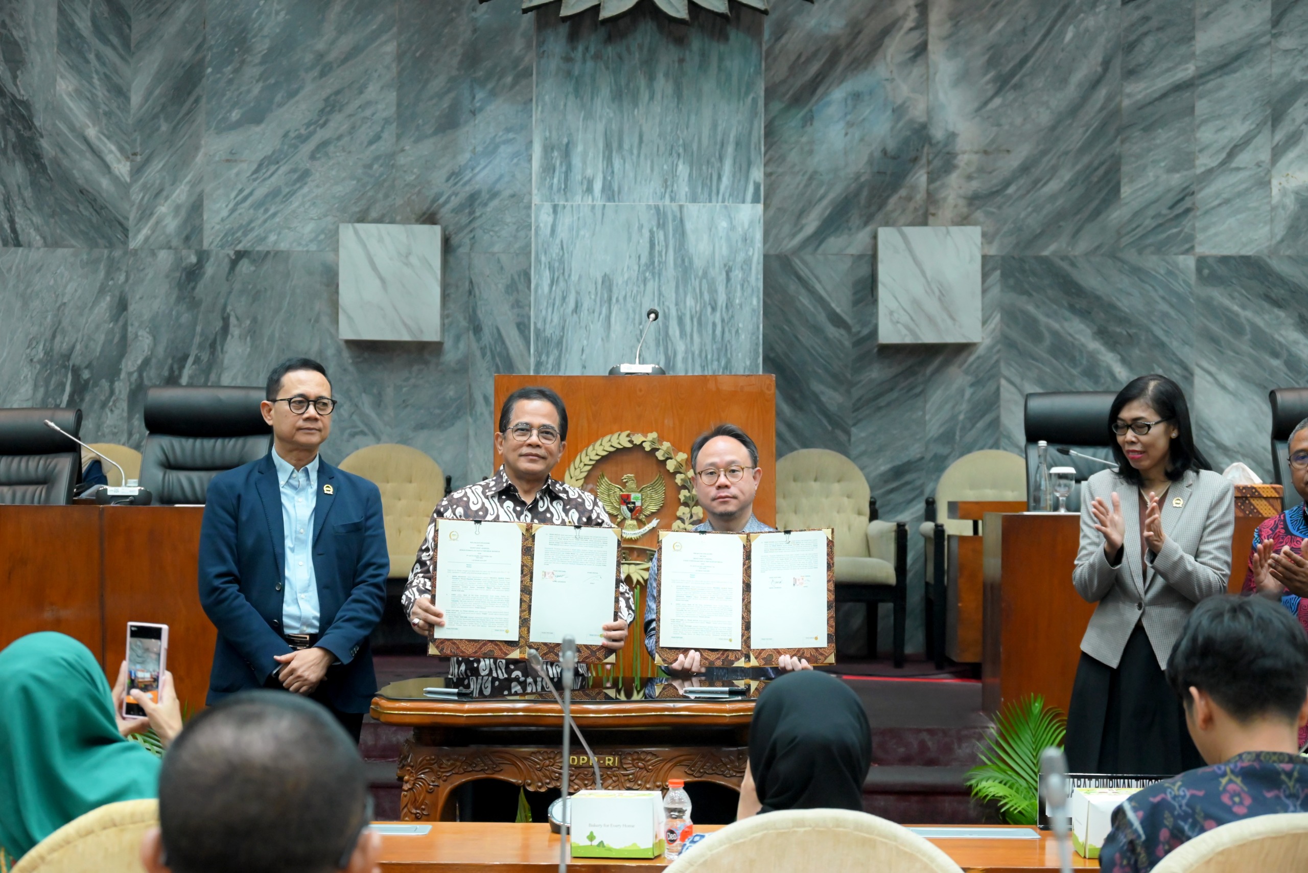 <p>ekretaris Jenderal DPR RI Indra Iskandar menandatangani MoU dengan GoCorp Gojek pada peresmian program piloting layanan transportasi dinas di Gedung Nusantara, Selasa (17/6/2025). (Dok.DPR RI)</p>
