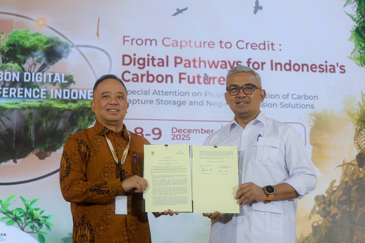 <p>Wali Kota Bandung Muhammad Farhan melakukan penandatanganan Komitmen Bersama dengan Indonesia Carbon Trade Association pada Carbon Digital Conference (CDC) 2025 di Aula Barat ITB, Kota Bandung, Selasa, 9 Desember 2025. (Dok. Diskominfo Kota Bandung)</p>

<p> </p>
