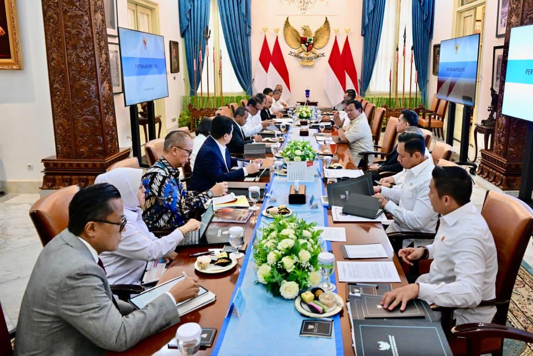 <p>Presiden Prabowo Subianto memimpin rapat terbatas (ratas) bersama Wakil Presiden Gibran Rakabuming dan sejumlah menteri Kabinet Merah Putih di Istana Merdeka, Jakarta, Senin, 25 Agustus 2025. (Dok. Setneg)</p>
