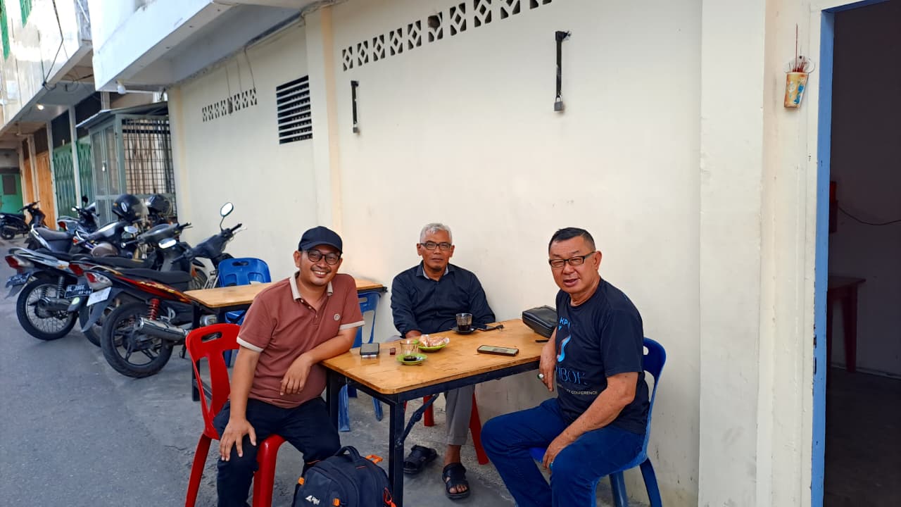 <p>Kho Khie Siong atau akrab disapa Aky (kanan), Ketua Hakka Aceh, saat berbincang santai di kawasan Peunayong, Banda Aceh. Ia dikenal sebagai tokoh Tionghoa yang aktif menjembatani komunikasi lintas agama dan memperkuat harmoni sosial di tengah penerapan syariat Islam di Aceh.</p>

