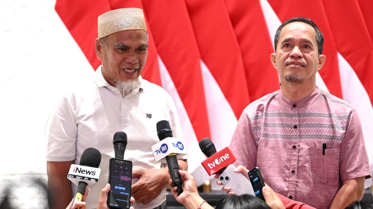 <p>Dua guru asal Kabupaten Luwu Utara, Sulawesi Selatan, yaitu Drs. Abdul Moeis dan Drs. Rasnal, M.Pd, memberikan keterangan pers kepada awak media usai menerima surat rehabilitasi dari Presiden Prabowo Subianto pada Kamis, 13 November 2025, di Pangkalan TNI AU Halim Perdanakusuma Jakarta (Dok. BPMI Setpres/Kris)</p>
