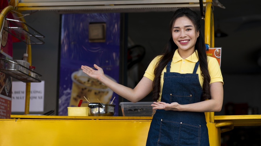 <p>Wanita pengusaha menggunakan pendamping usaha KUR. Ternyata KUR bisa dapat pelatihan usaha gratis! Ini cara daftarnya. Foto: Freepix</p>
