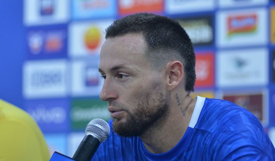 <p>Gelandang Persib, Marc Klok bertekad untuk melanjutkan tren positif saat menjamu Persis Solo. Foto: Persib.</p>