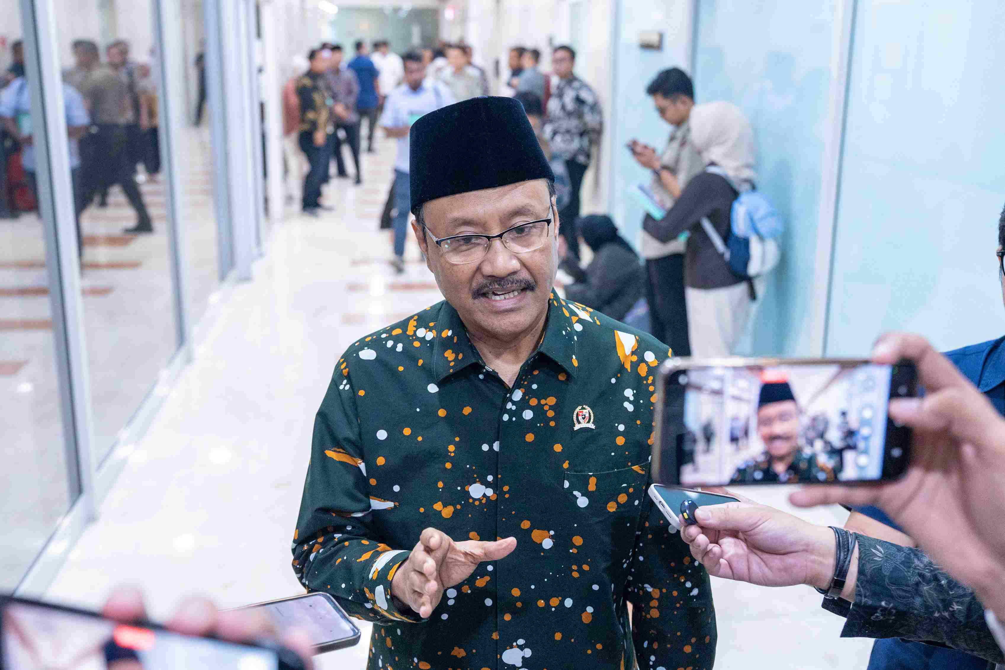 <p>Menteri Sosial Saifullah Yusuf (Gus Ipul) seusai menghadiri rapat kerja dengan Komisi VIII DPR RI membahas alokasi anggaran Kementerian Sosial untuk tahun 2026 sesuai hasil pembahasan Badan Anggaran (Banggar) DPR RI di Gedung DPR RI, Senayan, Jakarta, Selasa, 16 September 2025. (Dok. Kemensos)</p>
