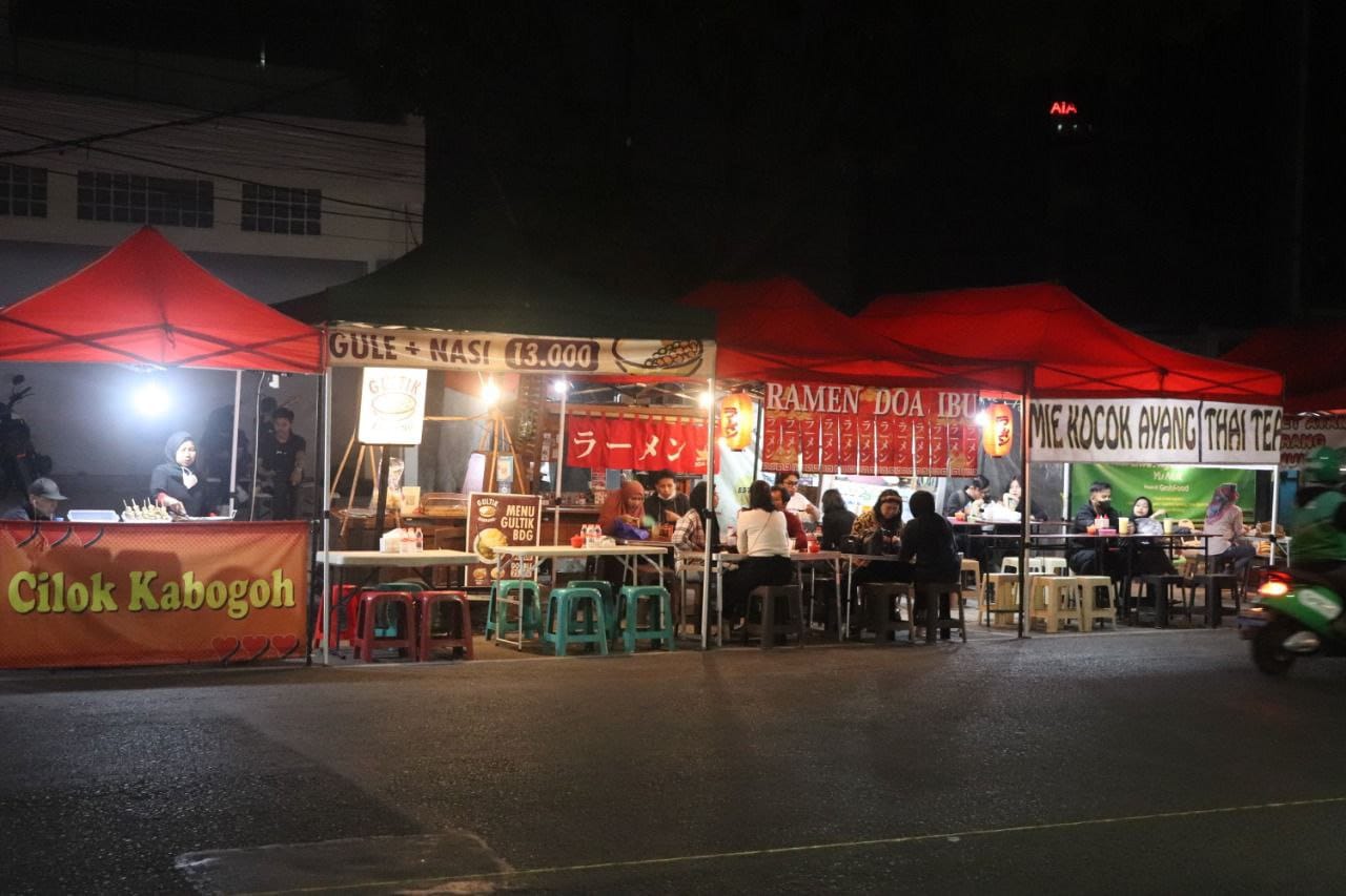 <p>Salah satu sentara kuliner yang ramai dikunjungi pembeli di Kota Bandung. (Dok.Pemkot Bandung)</p>

<p> </p>

<p> </p>
