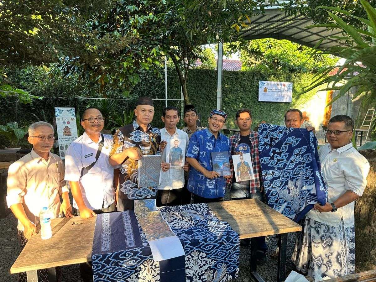<p>Kampung Batik AI di Cirebon, Jawa Barat, merupakan program perdana yang memadukan teknologi Artificial Intelligence (AI) dengan tradisi batik tulis resmi diluncurkan. (Dok.Pemprov Jabar)</p>
