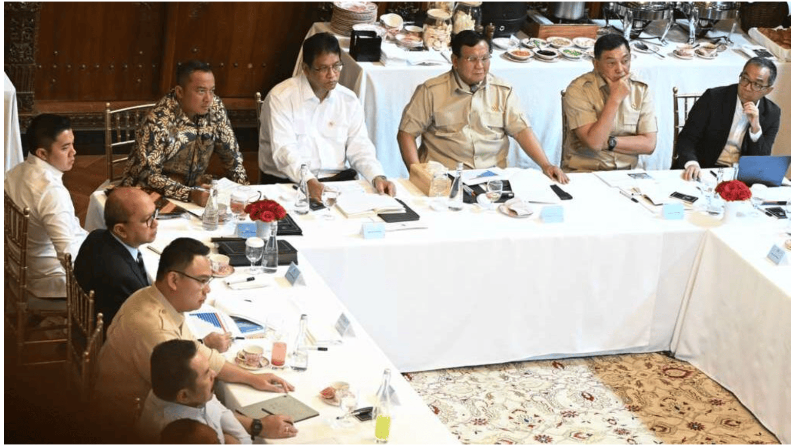 <p>Presiden Prabowo Subianto memimpin rapat terbatas bersama jajaran kabinet Merah Putih di Kertanegara, Jakarta, pada Kamis, 16 Oktober 2025. (Dok. BPMI Setpres/Cahyo)</p>
