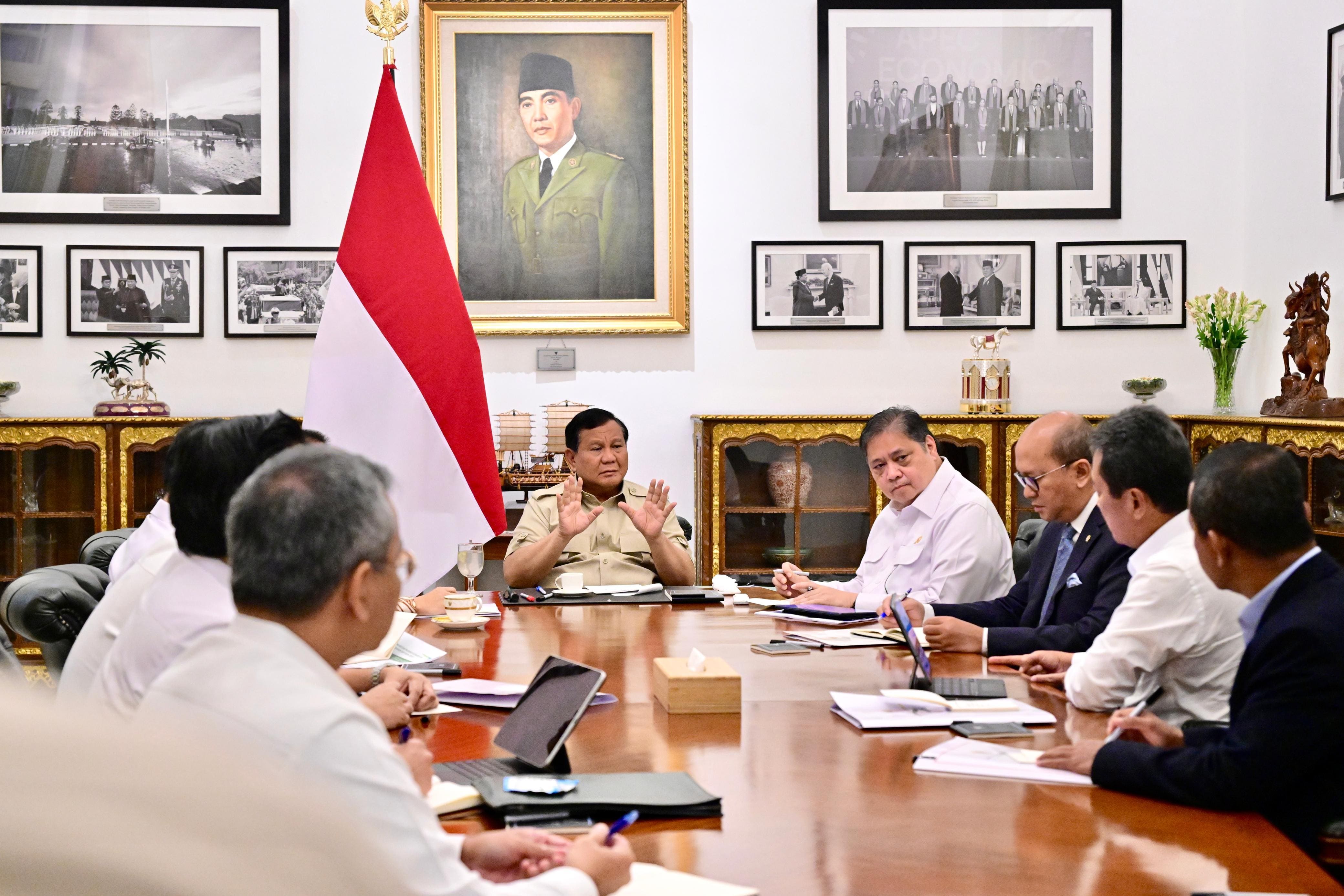 <p>Presiden Prabowo Subianto memimpin rapat terbatas dengan sejumlah menteri Kabinet Merah Putih di Istana Merdeka, Jakarta, pada Senin, 15 September 2025.  (Dok.BPMI Setpres/Rusman)</p>
