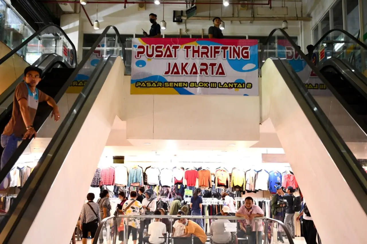 <p>Deputi Bidang Usaha Mikro Kementerian UMKM, Temmy Satya Permana, mengimbau para pedagang thrifting bertransformasi memperdagangkan produk dalam negeri berkualitas. Hal itu dikatakannya saat menerima perwakilan pedagang thrifting Pasar Senen bersama Gerakan Rakyat Peduli Bangsa, produsen fesyen lokal, dan pegiat produk lokal di Jakarta, Senin,3 November 2025. (Dok. Kemen UMKM) </p>
