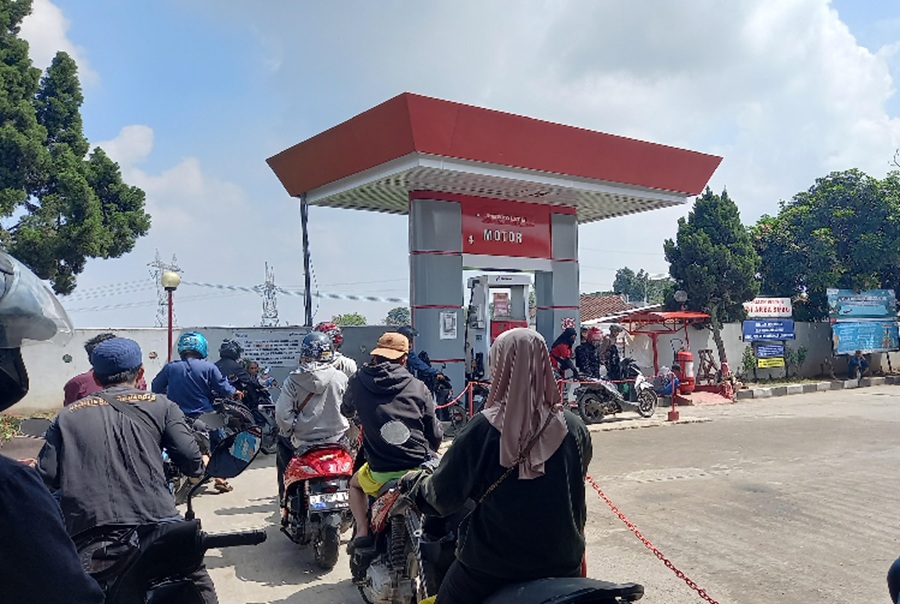 <p>Antrean kendaraan roda dua di SPBU Jl. Raya Rancaekek-Garut. Berikut ini daftar harga BBM per 1 Juni 2025 yang mengalami penyesuaian oleh PT Pertamina (Persero). (Foto: Pipin L H).</p>
