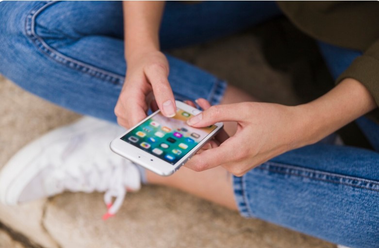<p>Ilustrasi buka hape cek aplikasi penghasil saldo dana gratis. Datangkan cuan meski cuma rebahan! Bisa pakai aplikasi penghasil saldo dana gratis 2025 ini, yuk coba! Foto:  freepik</p>
