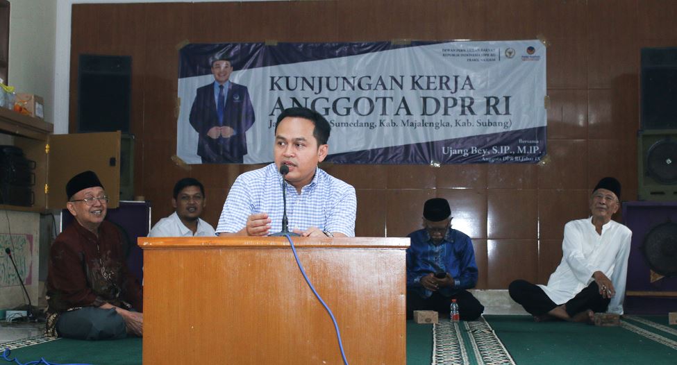 <p>Anggota DPR RI, Ujang Bey, S.IP., M.IP., saat menggelar kunjungan dapil di Madrasah Al Misbah, Dusun Mariuk, Desa Margaluyu, Kecamatan Tanjungsari, Sabtu (10/5/2025). Kegiatan ini dihadiri sekitar 150 peserta, termasuk tokoh agama, tokoh masyarakat, dan warga setempat.</p>
