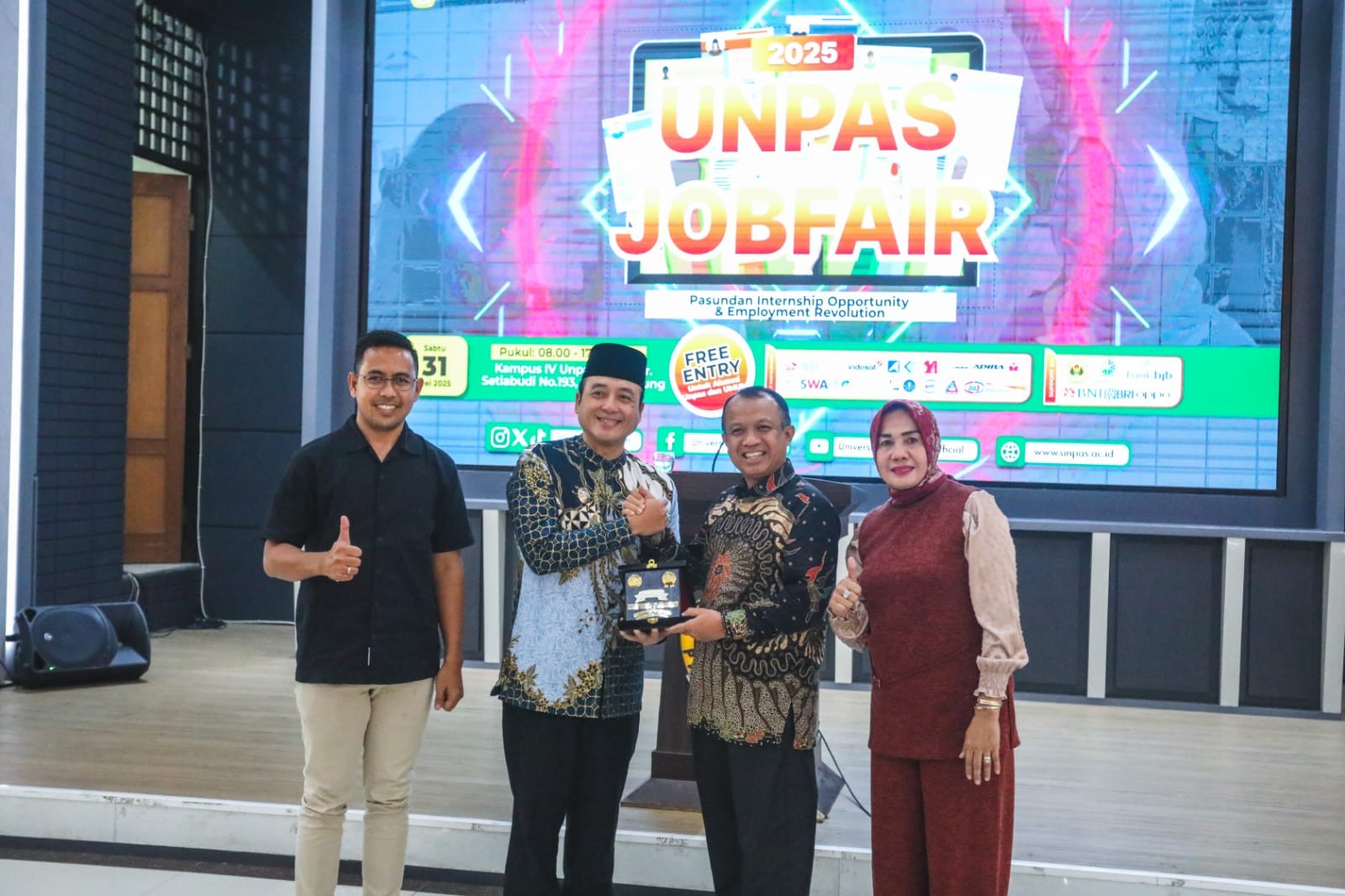 <p>Wakil Wali Kota Bandung, Erwin, membuka secara resmi Unpas Career Job Fair 2025 di Kampus Unpas, Jalan Setiabudi, Bandung. Sabtu, 31 Mei 2025. (Dok.Pemkot Bandung)</p>
