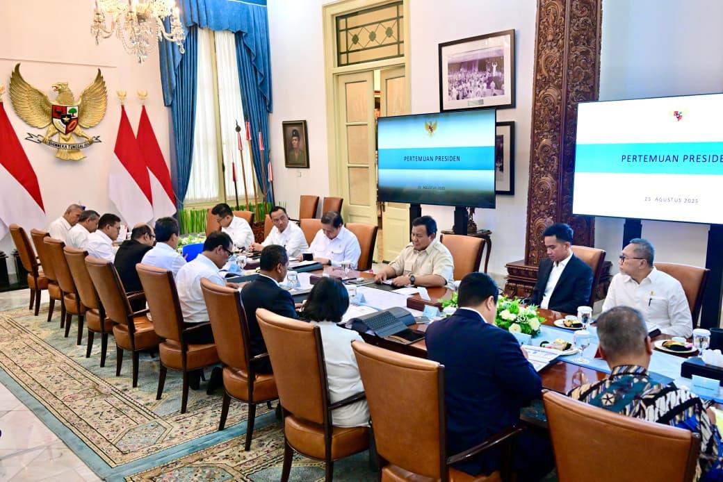 <p>Presiden Prabowo Subianto memimpin rapat terbatas mengenai perekonomian nasional bersama jajaran menteri Kabinet Merah Putih di Istana Merdeka, Jakarta, Senin 25 Agustus /2025). (Dok. BPMI Setpres)</p>
