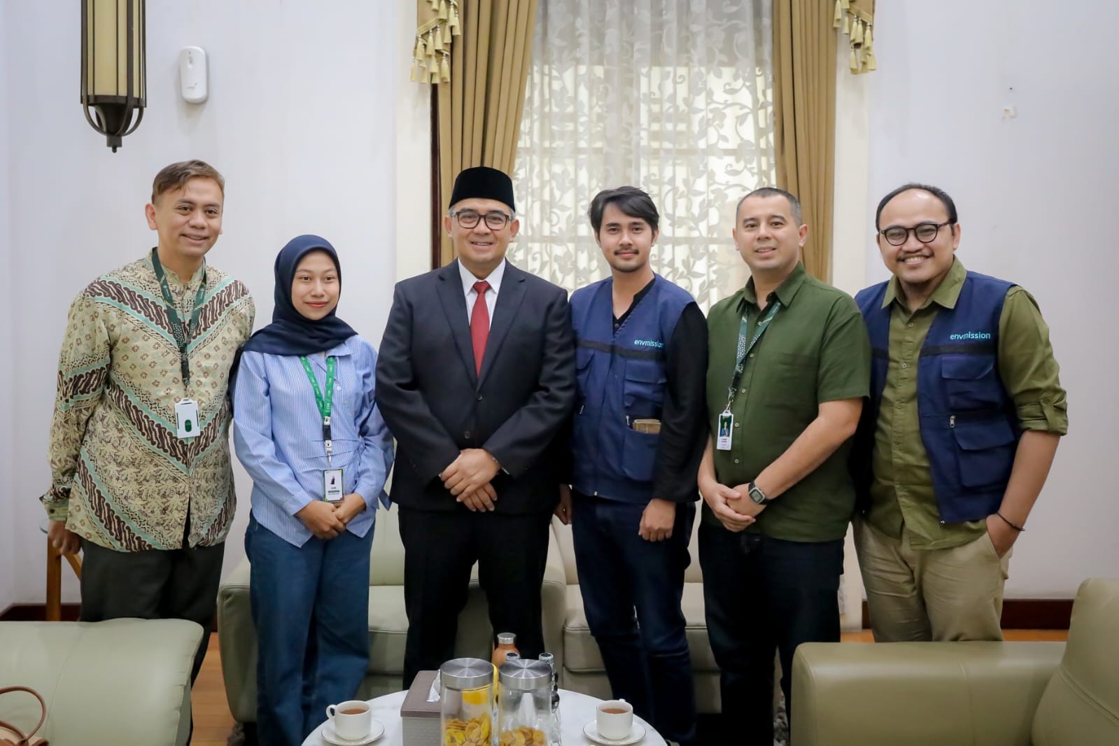 <p>Wali Kota Bandung, Muhammad Farhan, menemui ketiga tim finalis Melbourne Bandung Food Waste Challenge (MBFWC) 2025 di Balai Kota Bandung, Senin (16/6/2025). (Dok.Pemkot Bandung)</p>

