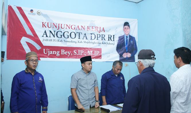 <p>Anggota DPR RI dari Fraksi Partai NasDem, Ujang Bey, S.IP., M.IP., melakukan kunjungan kerja ke Kantor DPD Partai NasDem Majalengka di Kelurahan Majalengka Wetan.</p>
