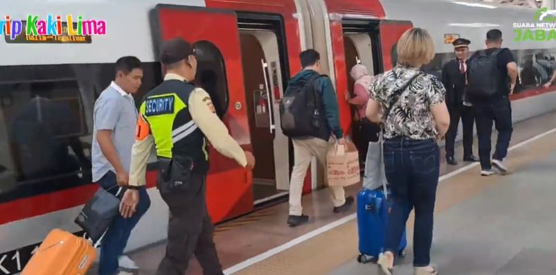 <p> </p>

<p>Kontroversi beban utang KCJB jadi sorotan. China menawarkan kerja sama penuh, namun Menkeu menolak penggunaan APBN dan menegaskan tanggung jawab pembayaran berada di BUMN. Foto Suara Network Jabar</p>
