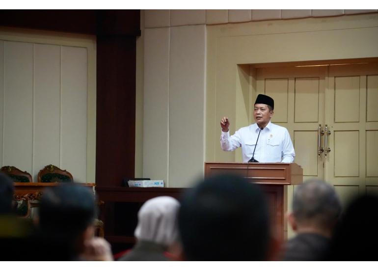 <p>Menteri Koperasi (Menkop) Ferry Juliantono  menyaksikan acara penandatangan kerja sama antara Kejaksaan Agung dengan Badan Bank Tanah terkait status hukum tanah dari Kopdes Merah Putih, di Bandar Lampung, Rabu, 12 November 2025. (Dok. Kemenkop)</p>
