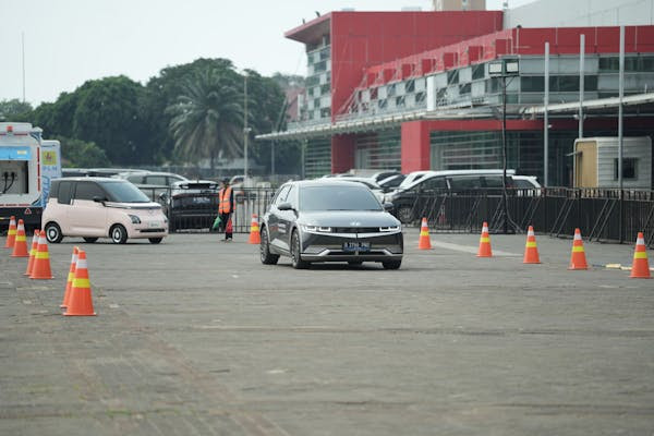 <p>Pengunjung di hari kedua PEVS 2025 in Collaboration with Asiabike Jakarta, terlihat antusias ingin mencoba langsung berbagai mobil listrik. Tahun ini tersedia area test drive for kids oleh SHP Toys di area pameran Hall C3. (Dok. Dyandra Promosindo)</p>

<p> </p>

<p> </p>
