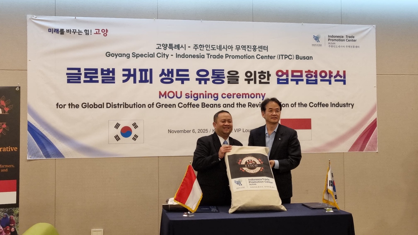 <p>Penandatanganan nota kesepahaman (MoU) antara Kepala Indonesia Trade Promotion Center (ITPC) Busan Husodo Kuncoro Yakti dan Wali Kota Goyang Lee Dong-hwa. Penandatanganan dilakukan pada Kamis, 6 November 2025 di Distrik Ilsan, Goyang, Korea Selatan. (Dok.ITPC Busan/Kemendag)</p>
