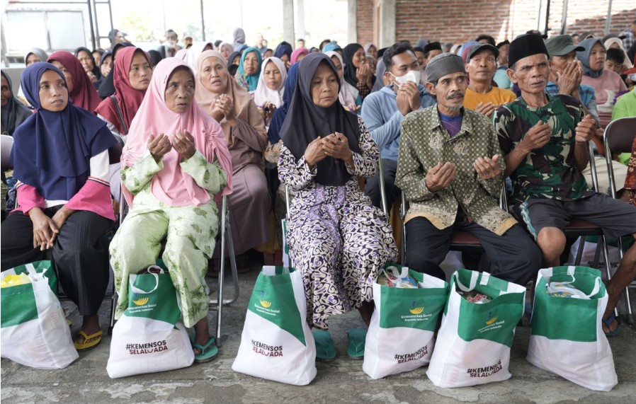 <p>Ilustrasi pemberian bansos non uang tunai kemensos. Membantu kelompok rentan atau keluarga miskin tidak hanya melalui uang tunai, Kemensos juga menyediakan bansos non uang tunai seperti rehabilitasi sosial. Ini infonya. Foto: Kemensos</p>
