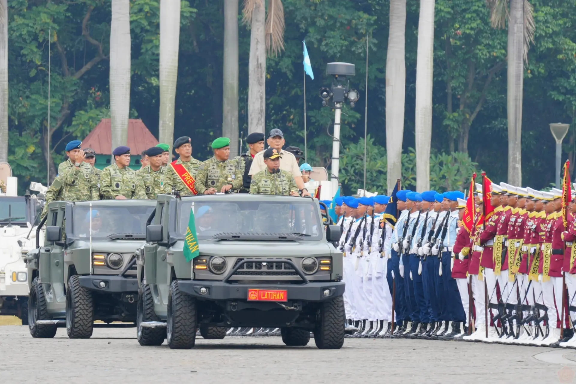 <p>Panglima TNI Jenderal TNI Agus Subiyanto bersama Menteri Pertahanan Republik Indonesia Sjafrie Sjamsoeddin dan Menteri Koordinator Bidang Politik dan Keamanan RI Djamari Chaniago meninjau langsung pelaksanaan gladi bersih Upacara Peringatan Hari Ulang Tahun (HUT) ke-80 TNI Tahun 2025 di Lapangan Silang Monas, Jakarta Pusat, Jumat, 3 Oktober 2025. (Dok. Puspen TNI) </p>
