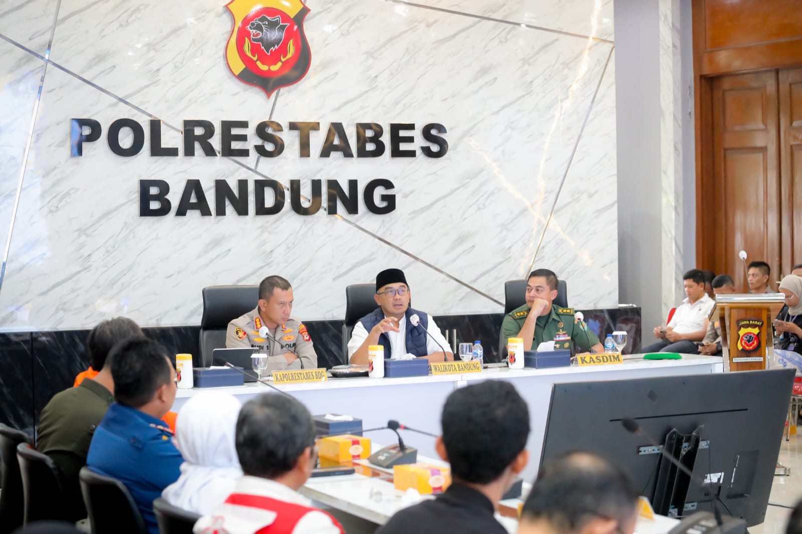 <p>Wali Kota Bandung Muhammad Farhan dalam Rapat Koordinasi (Rakor) Lintas Sektoral Penanggulangan Bencana di Aula Mapolrestabes Bandung, Kamis 11 Desember 2025. Rapat digelar oleh Pemerintah Kota Bandung bersama jajaran TNI–Polri, BPBD, dan unsur kewilayahan. (Dok. Diskominfo Kota Bandung)</p>
