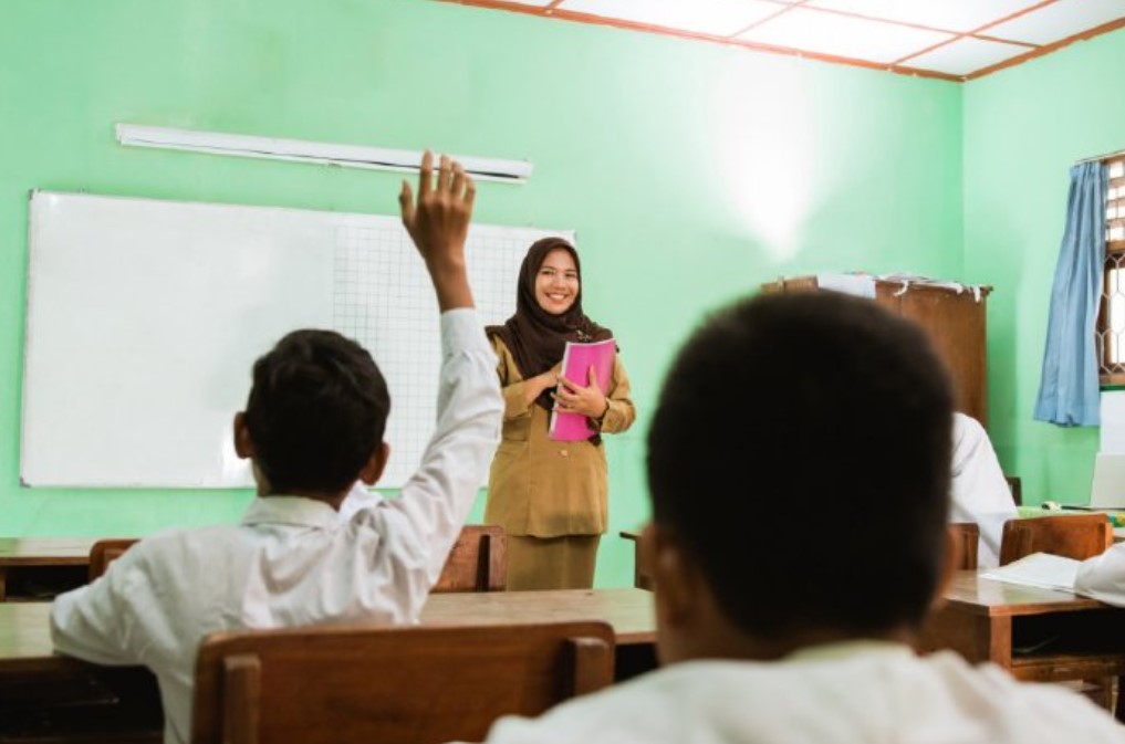 <p>Pemerintah memberi tunjangan khusus Rp2 juta bagi guru non ASN di daerah terpencil, perbatasan, dan terdampak bencana. Simak wilayah dan syarat lengkapnya sesuai Persesjen Nomor 1 Tahun 2025.</p>
