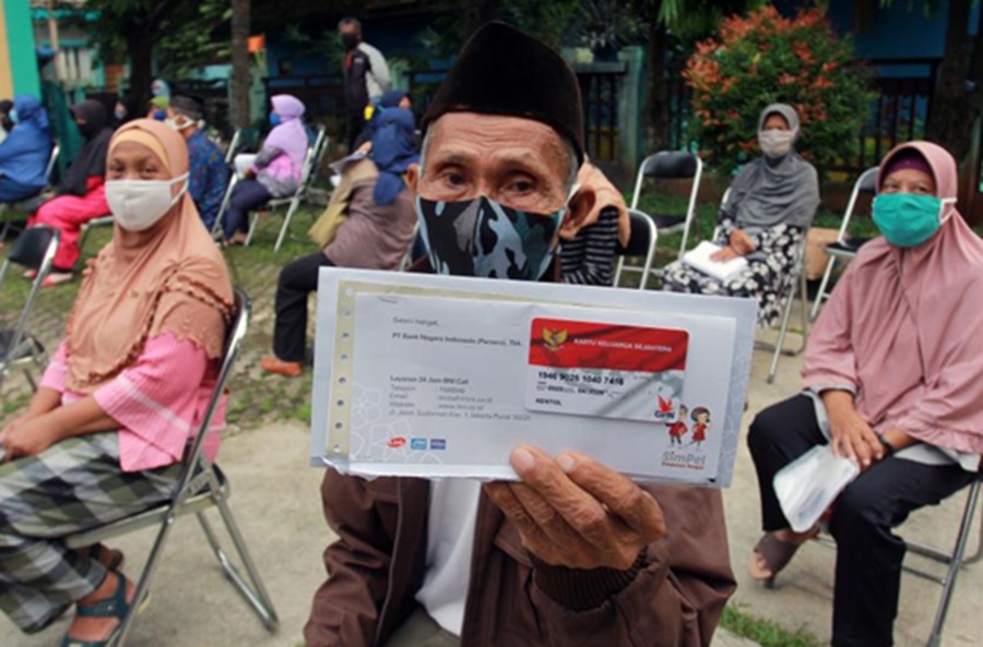 <p>Ilustrasi penerima bansos. Simak cara cek NIK KTP penerima bansos PKH-BPNT tahap 4 dan tambahan beras 10 kg serta minyak goreng, siap cair Oktober 2025.</p>
