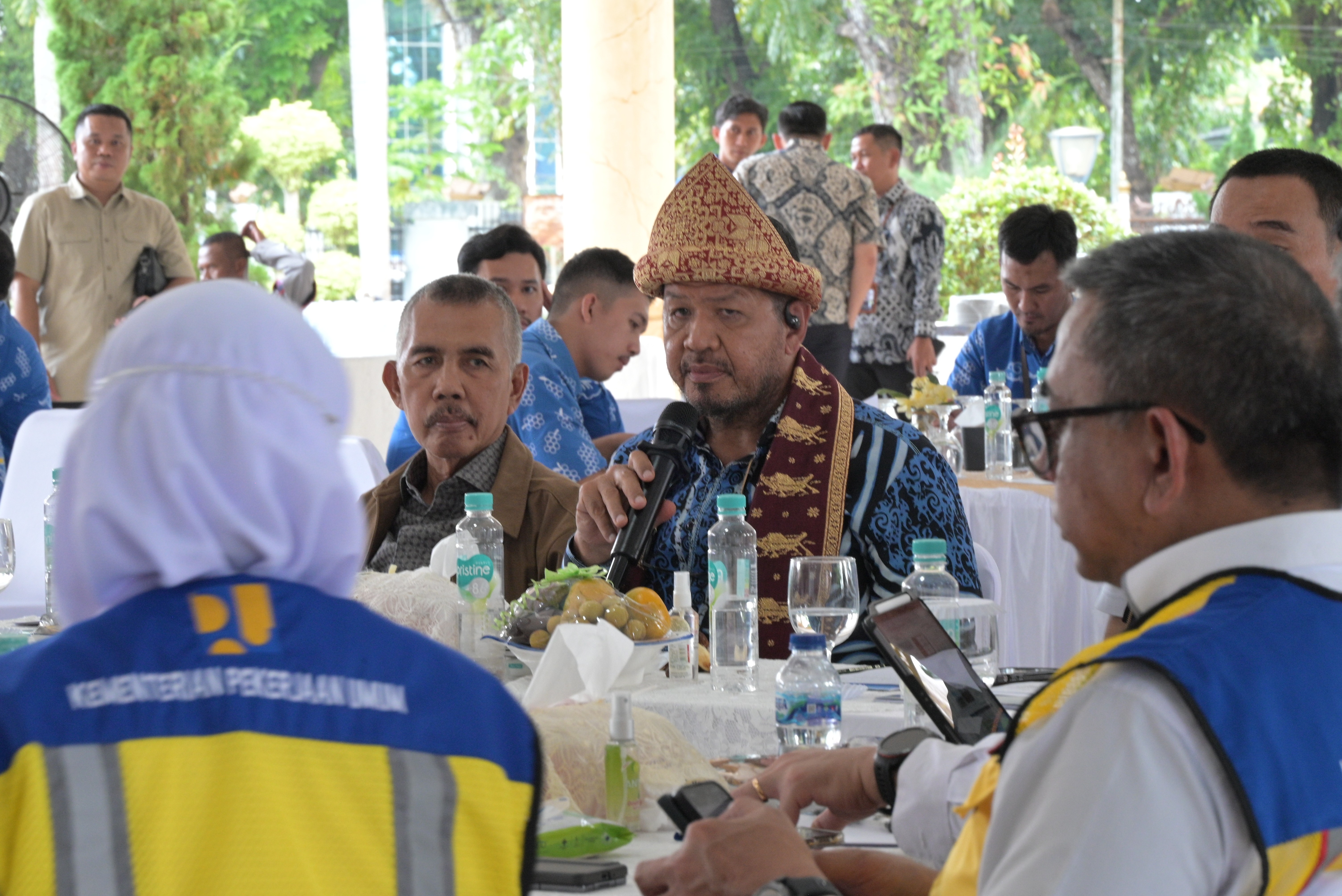 <p>Wakil Ketua Komisi V DPR RI Roberth Rouw (kenakan pakaian tradisional) memimpin agenda Kunjungan Kerja Spesifik Komisi V DPR RI ke Kabupaten Ogan Ilir, Sumatera Selatan, Kamis (3/7/2025). (Dok.DPR RI)</p>

