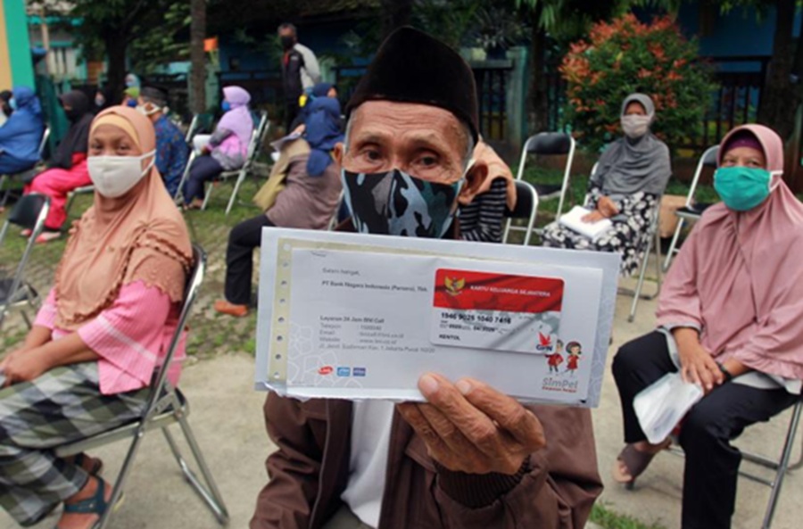 <p>Ilustrasi penerima bansos. Simak cara cek status penerima, dan jadwal pencairan bansos PKH-BPNT tahap 4 2025 lewat HP.</p>