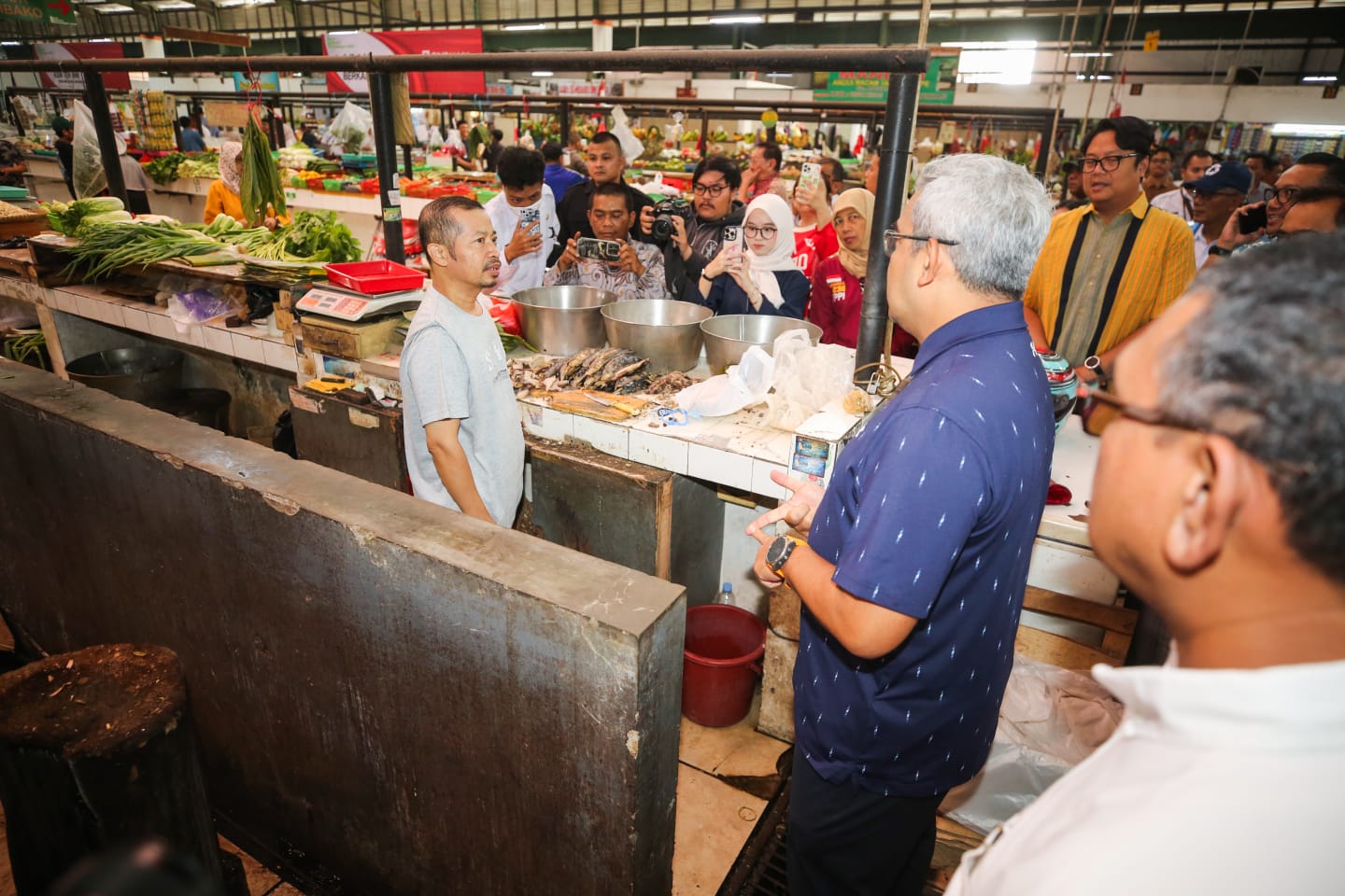<p>Wali Kota Bandung Muhammad Farhan saat meninjau langsung harga-harga komoditas  di sebuah pasar di Kota Bandung, beberapa waktu lalu. (Dok. Diskominfo Kota Bandung)</p>
