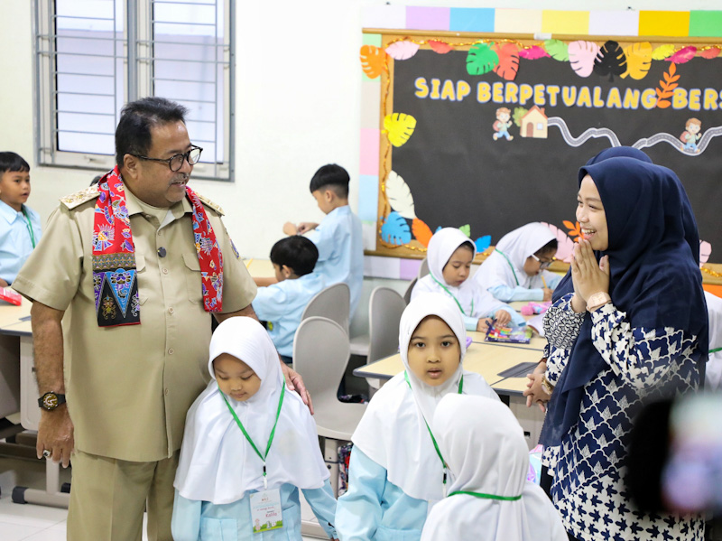 <p>Wakil Gubernur DKI Jakarta, Rano Karno, melakukan kunjungan kerja ke dua sekolah di Jakarta Selatan pada Selasa (15 Juli 2025) dalam rangka memantau pelaksanaan Masa Pengenalan Lingkungan Sekolah (MPLS) 2025. (Dok.Pemprov DKI Jakarta)</p>
