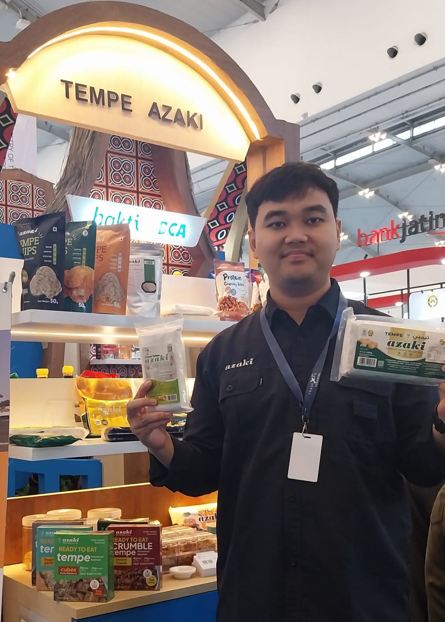 <p>Salaha seorang karyawan PT Azaki Food Internasional menunjukkan produk tempe di Hall 2 TEI ke 40, di ICE BSD, Sabtu, 18 Oktober 2025. Produk itu laris manis diekspor ke Jepang dan Saudi Arabia. (Dok. Sokoguru/Rosmery)</p>
